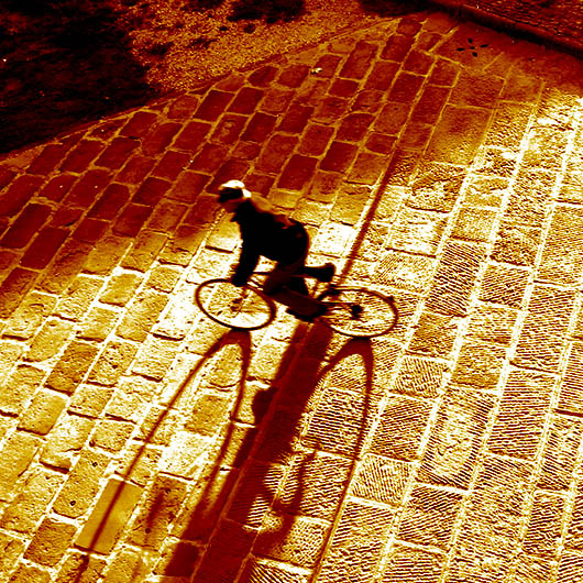 EQUO reclama un impulso a la bicicleta y rechaza la pretensión de usar casco obligatorio